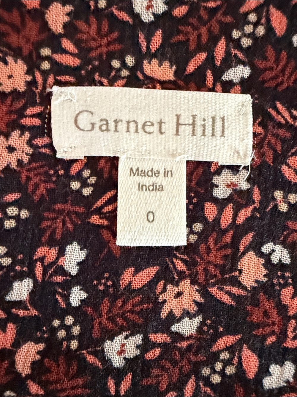 Garnet Hill floral button-up blouse Size 0 V-neckline and a dark daisy print - Picture 6 of 8